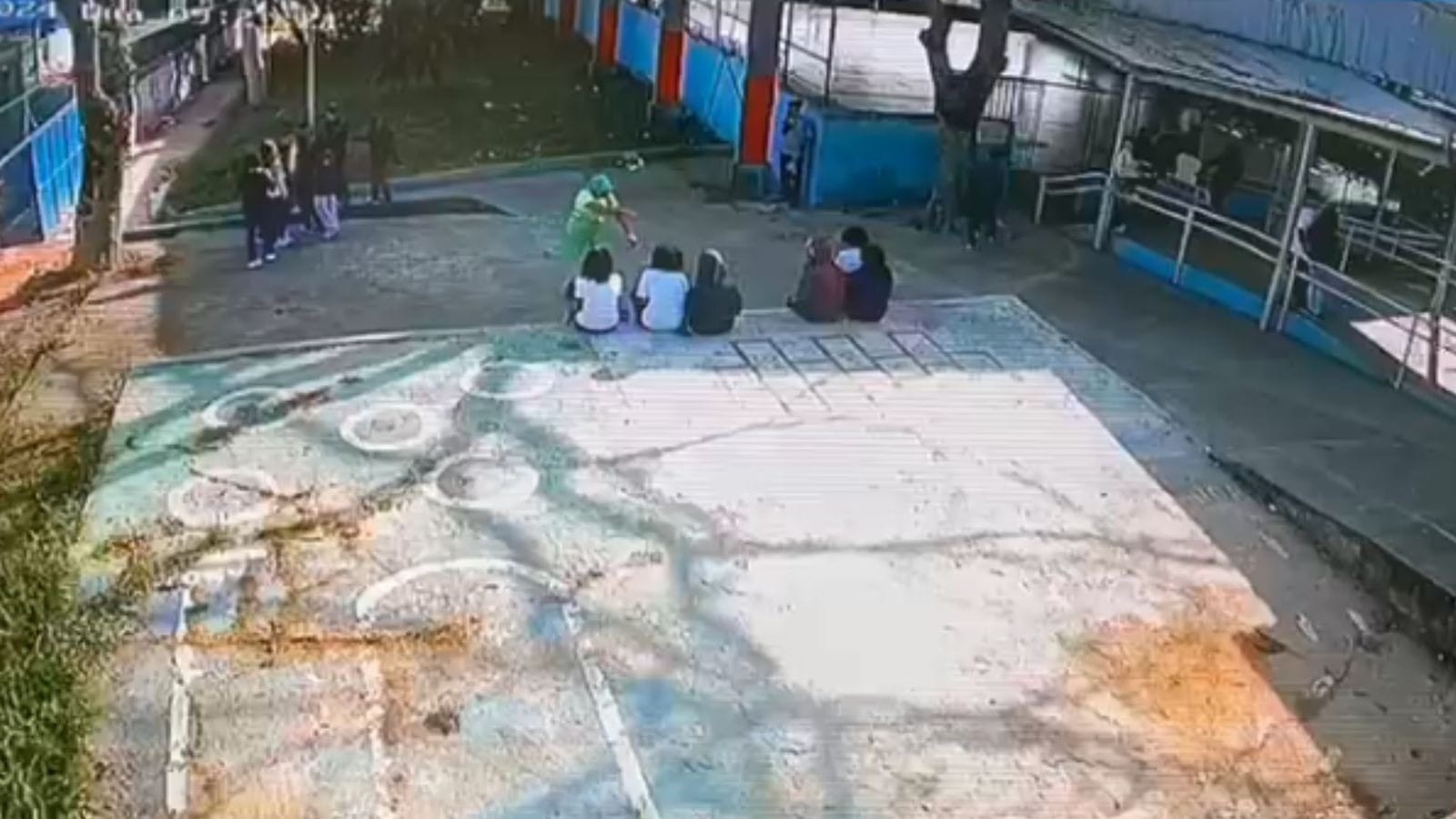 Vídeo: coletor de lixo é preso após tentar beijar crianças em escola de SP