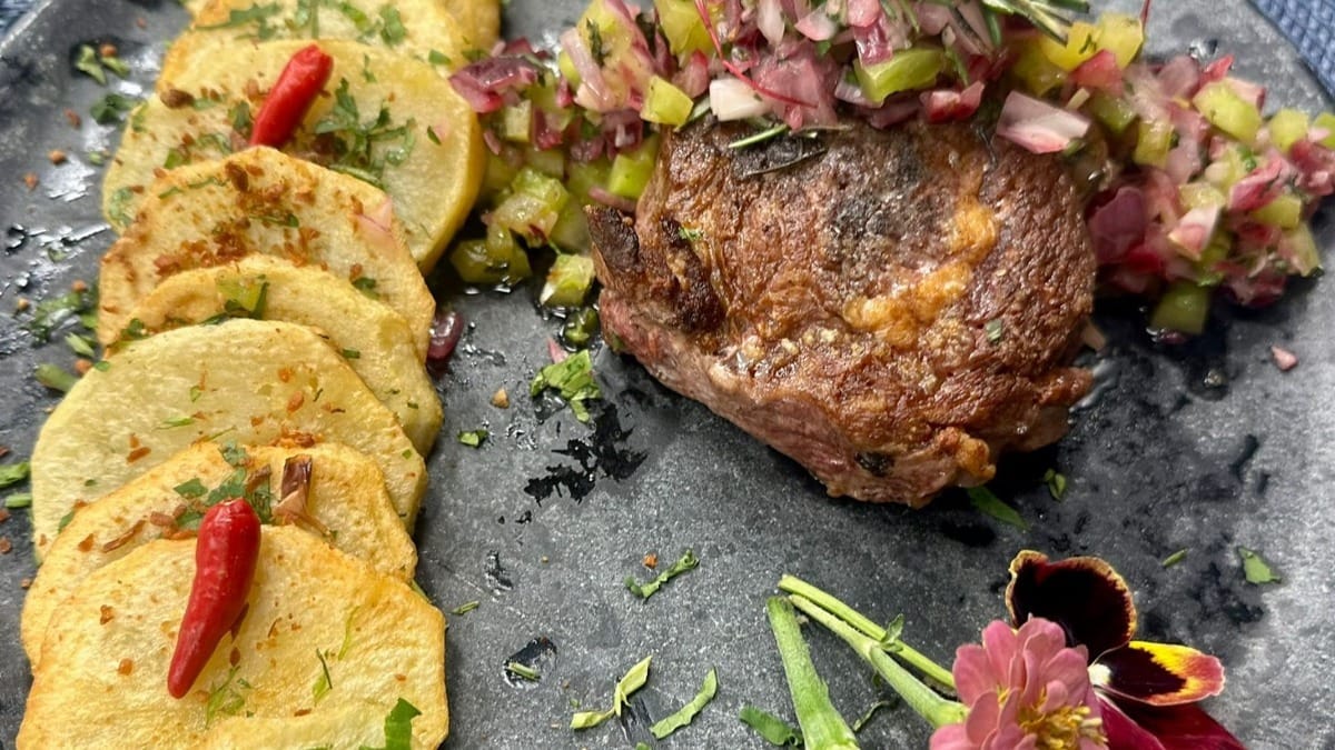 Bife ancho com batata salteada e vinagrete | Band Receitas