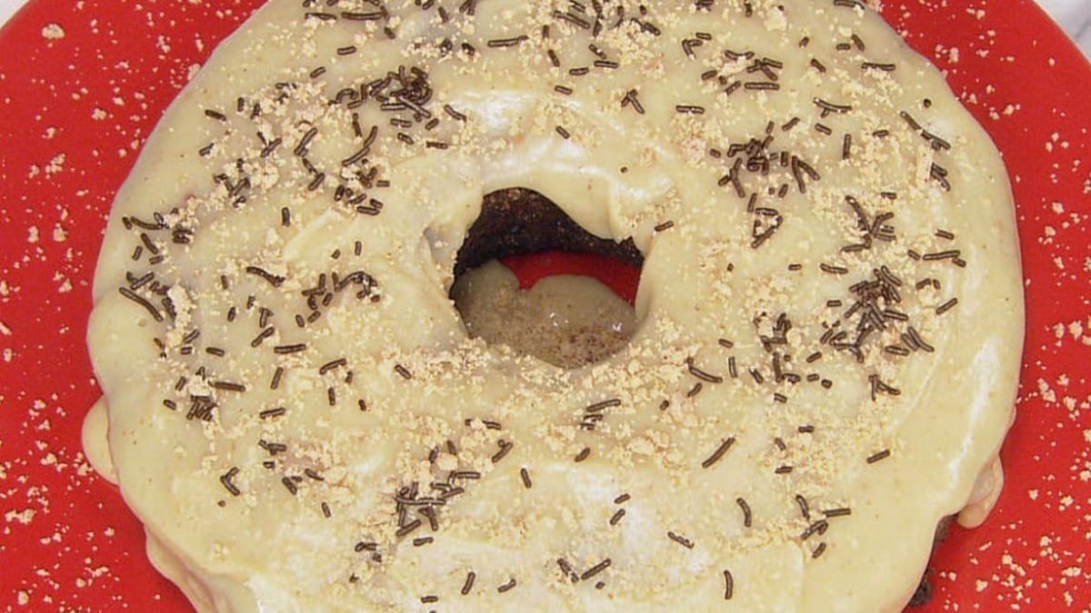 Bolo de chocolate com brigadeiro de paçoca | Band Receitas