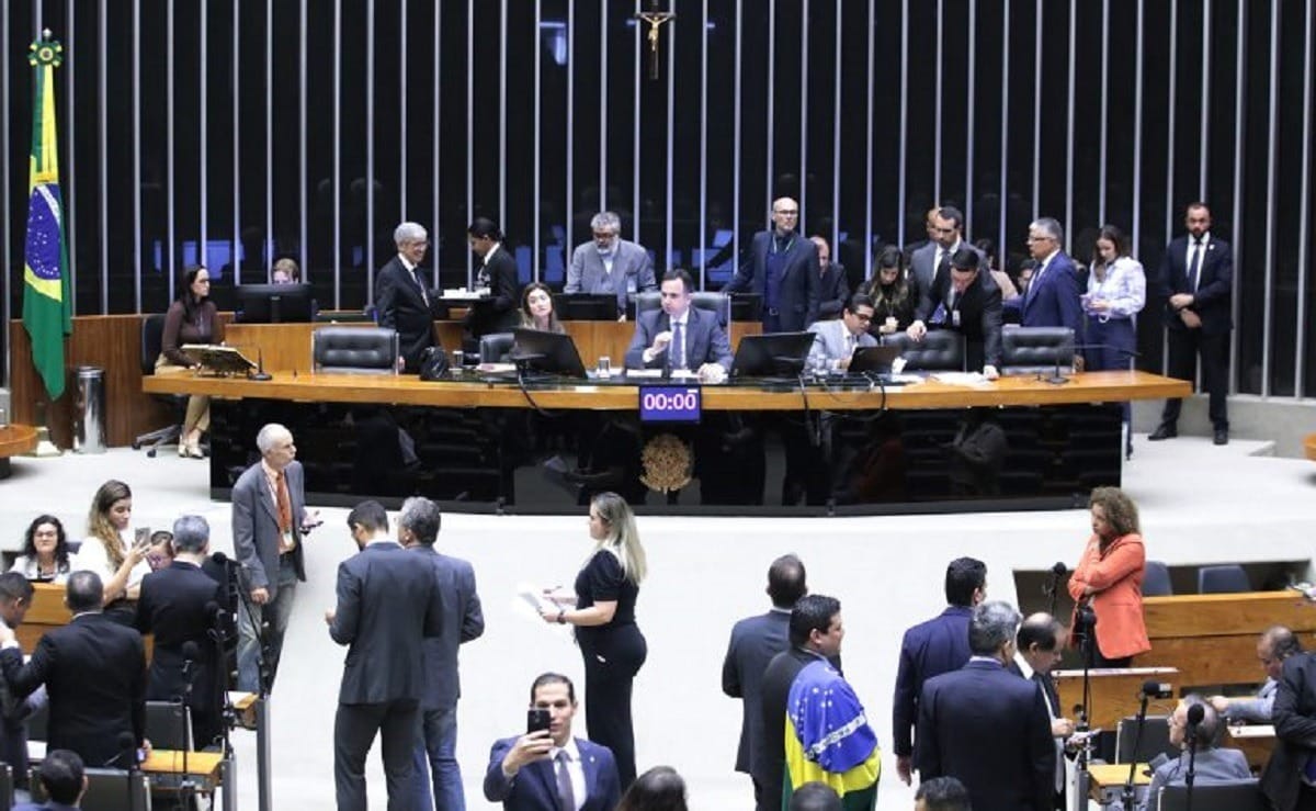 Congresso derruba veto e libera doações públicas no período pré-eleitoral