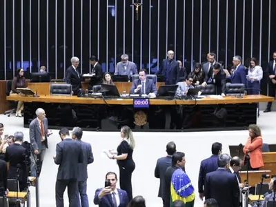 Congresso derruba veto e libera doações públicas no período pré-eleitoral
