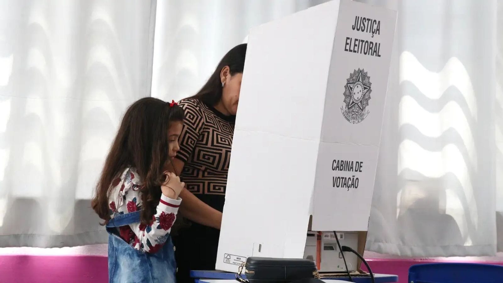 Deputadas acionam PGR em defesa do voto feminino e contra o 'voto familiar'