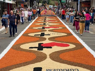 Fiéis comemoram feriado de Corpus Christi com confecção de tapetes