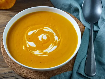 Sopa de abóbora cremosa aquece e nutre nos dias frios; aprenda preparo com dicas