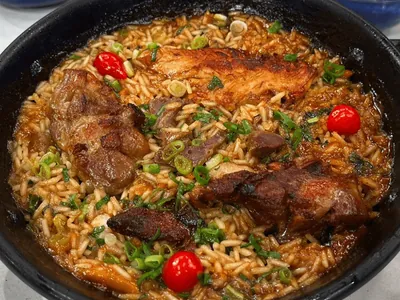 Galinhada com pequi: chef Rodrigo Oliveira ensina receita típica goiana