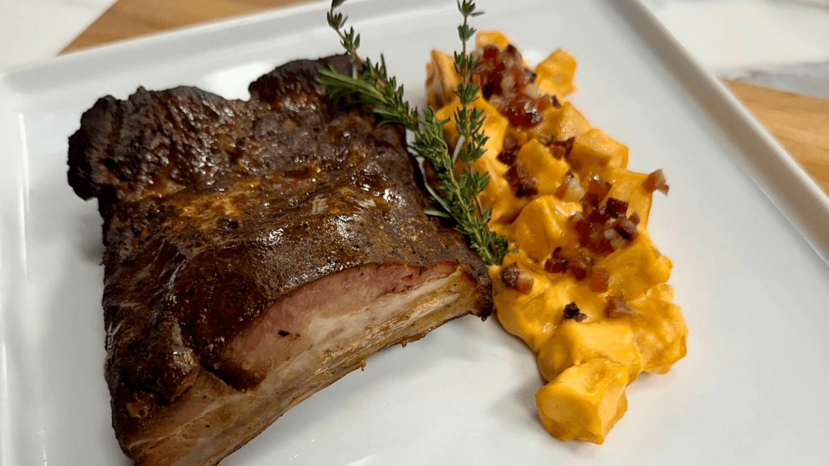 Costelinha suína com batatas ao molho de queijos e bacon | Band Receitas