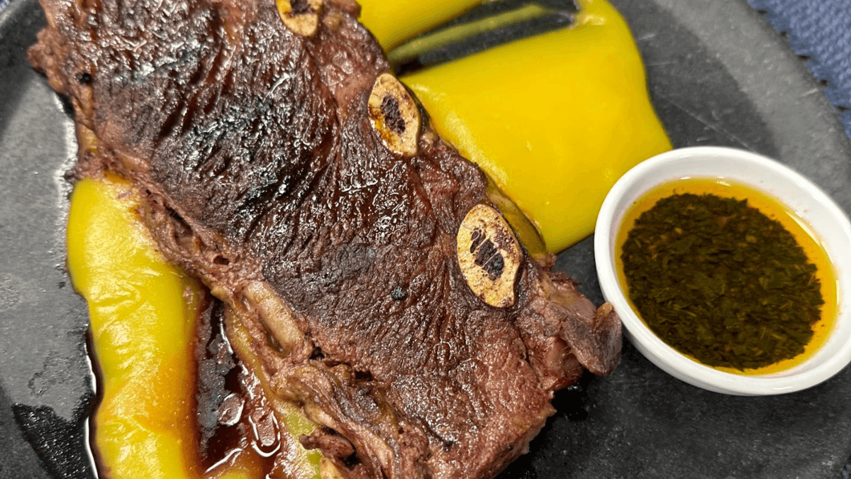 Tiras de costela com mousseline de mandioquinha e molho chimichurri | Band Receitas