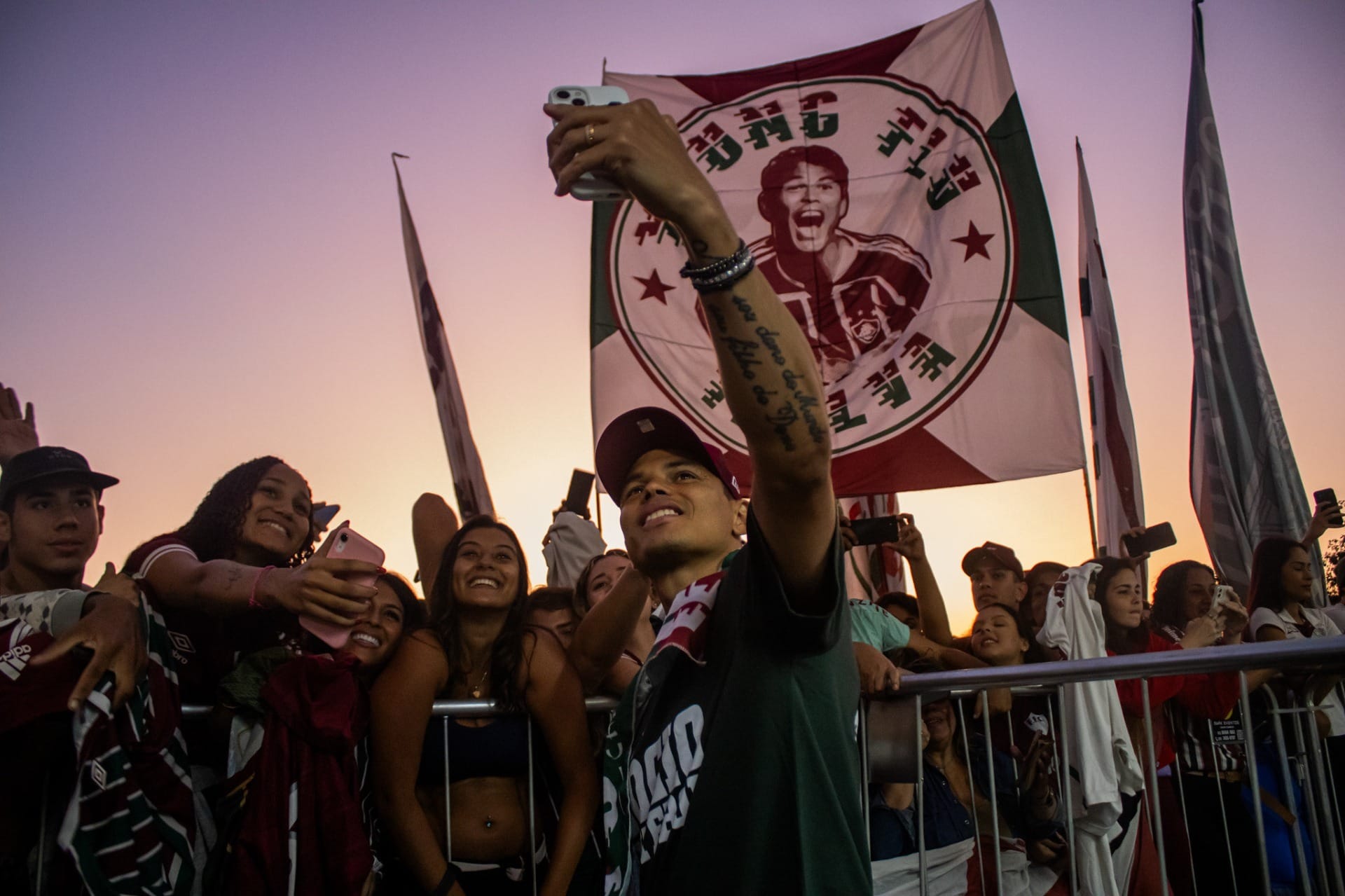 Thiago Silva é recebido com ‘AeroMonstro’ pela torcida se declara ao Flu: ‘jogar no clube do coração não tem preço’