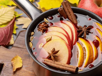 Qual o melhor vinho para fazer vinho quente? Sommelier dá dica de preparo