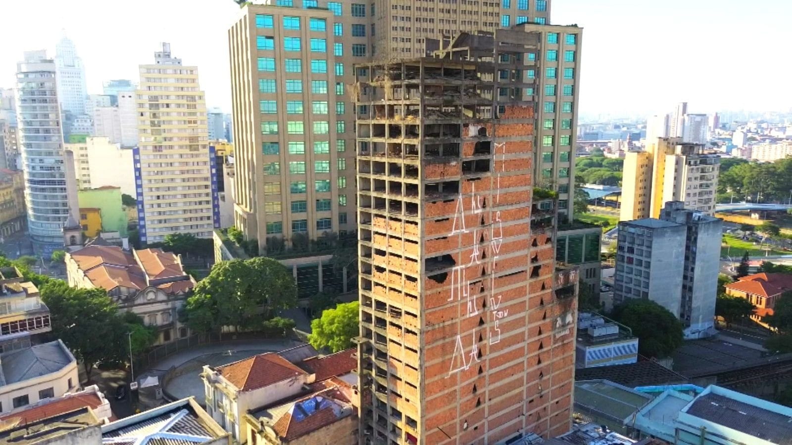 ‘Caveirão’: Justiça determina demolição de prédio inacabado no centro de SP