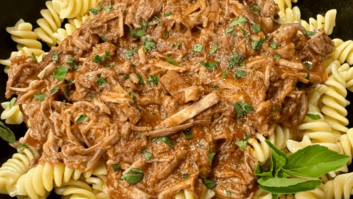 Fusilli com ragu de pernil | Band Receitas