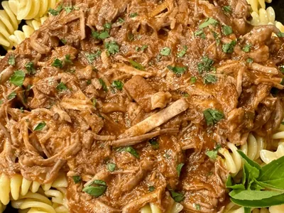 Fusilli com ragu de pernil | Band Receitas