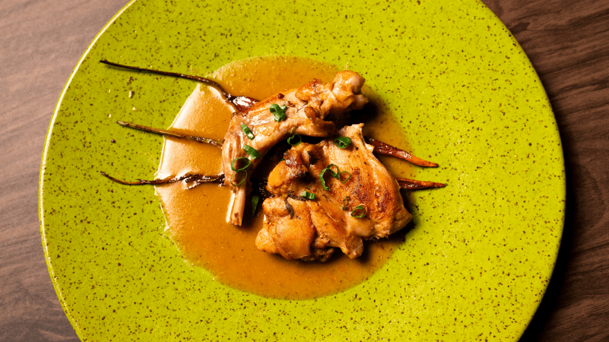 Pernas de coelho com cenoura glaceada no vinho tinto | Band Receitas