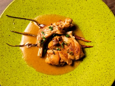 Pernas de coelho com cenoura glaceada no vinho tinto | Band Receitas