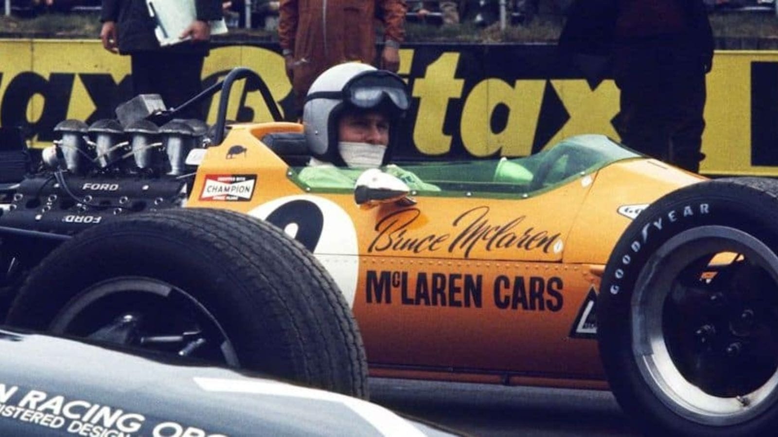 Bruce Mclaren em seu carro papaia. Foto: Mclaren