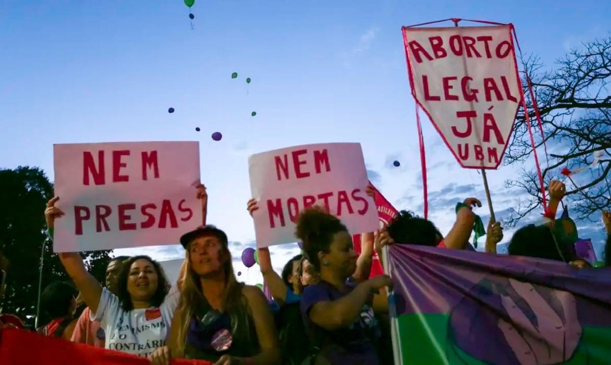 Médicas e mulheres denunciam perseguição e dificuldade para fazer o aborto legal