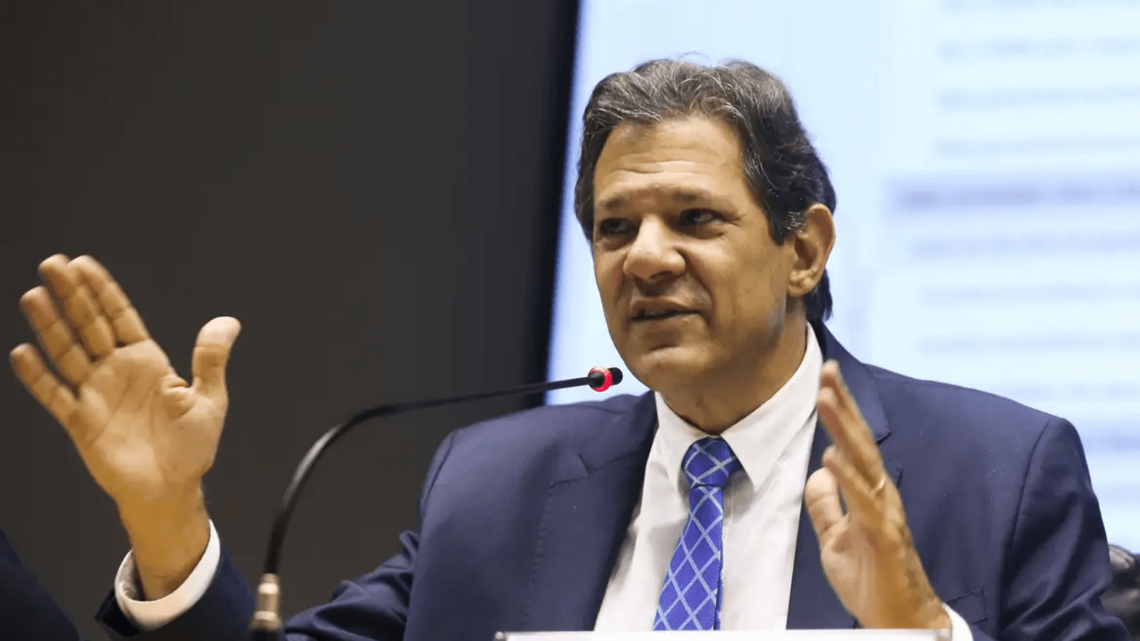 Em evento do PT, Haddad diz que tarifaço de Trump tem 'objetivo de livrar a cara dos golpistas'