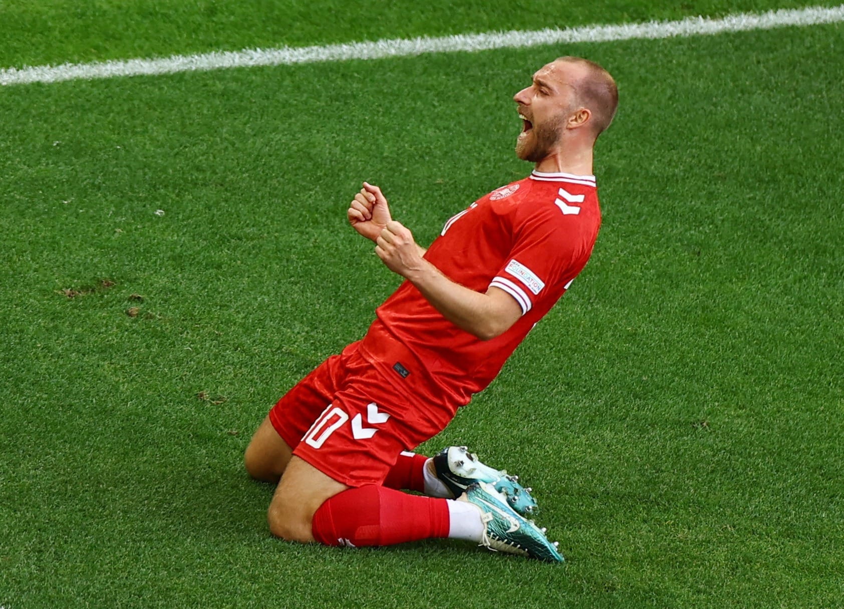 Susto no campo: Eriksen desmaia durante amistoso da Dinamarca