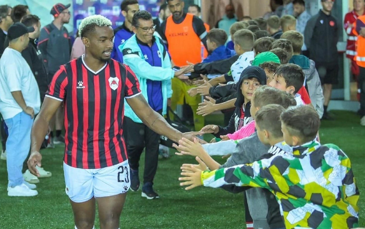 Próximo de voltar ao São Paulo, Thiago Mendes acompanha clássico do estádio