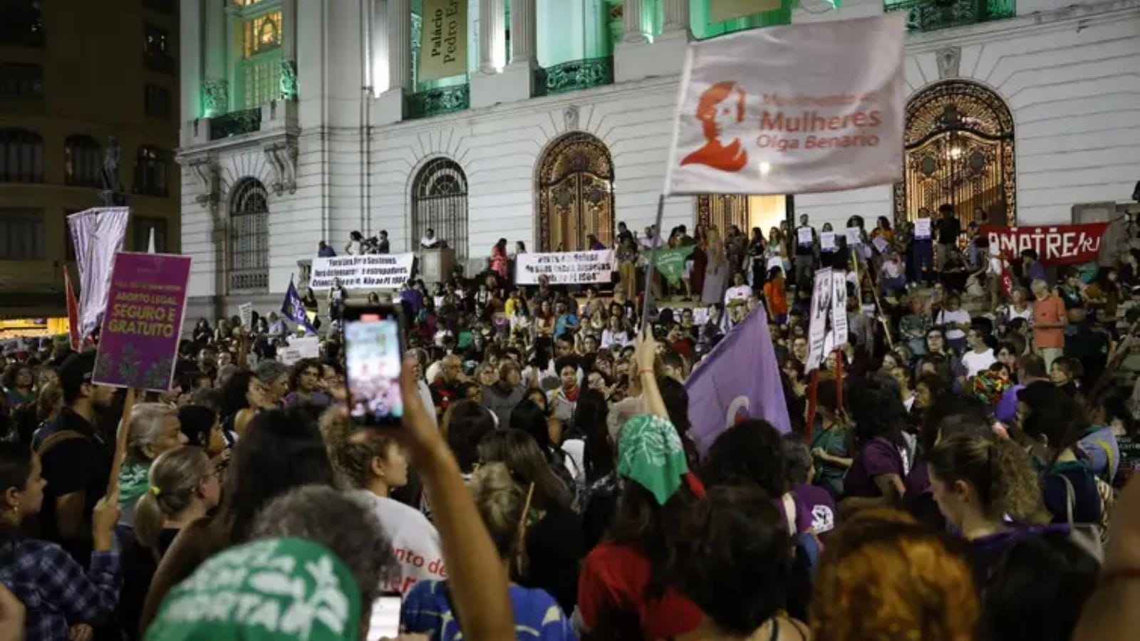 'PL do aborto': Maioria dos brasileiros é contra projeto, diz estudo