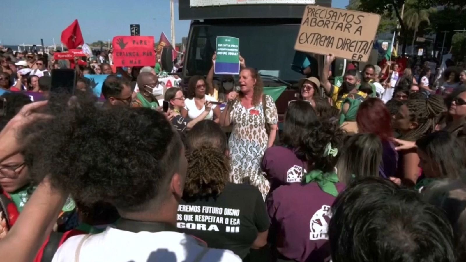 Manifestantes fazem ato contra “PL do Aborto” na praia de Copacabana (RJ)