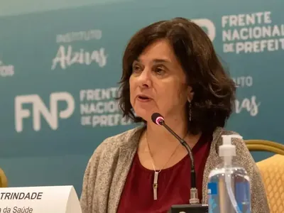 "Grave situação adversa", diz ministra da Saúde sobre contaminação de transplantados com HIV