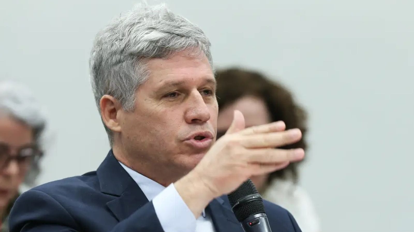 Ministro chama Bolsonaro de 'capiroto' em crítica à distribuição de emendas parlamentares