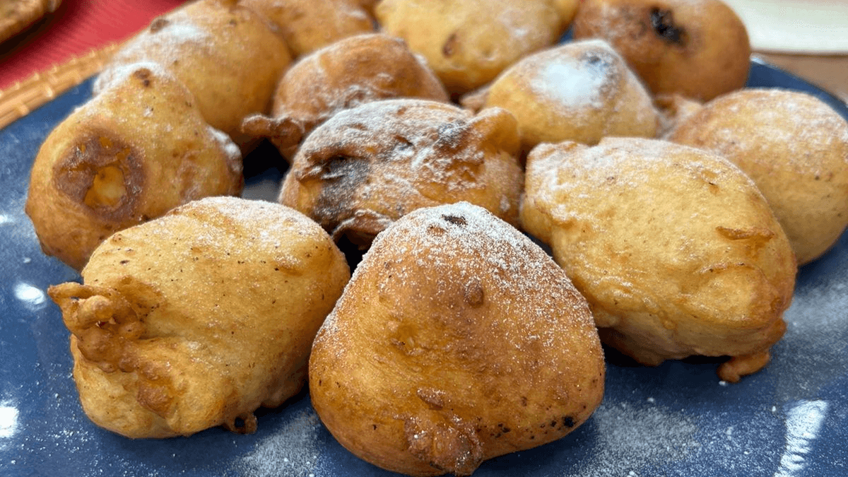 Bolinho de chuva recheado com bombom | Band Receitas