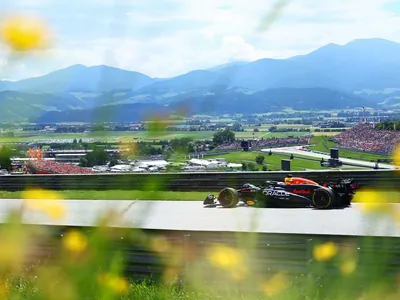 George Russell vence GP da Áustria após choque de Verstappen e Norris