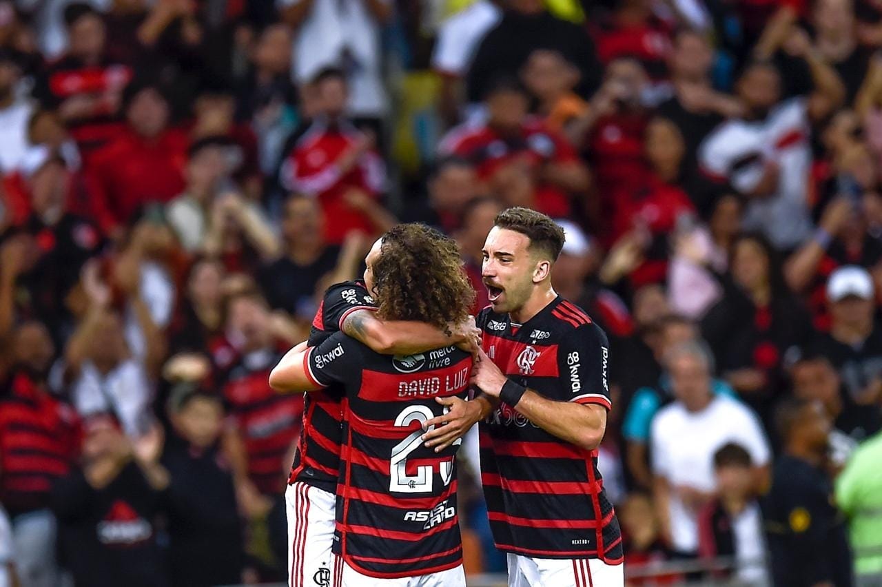 'Lei do Ex' aparece, Flamengo vence o Cruzeiro e mantém liderança