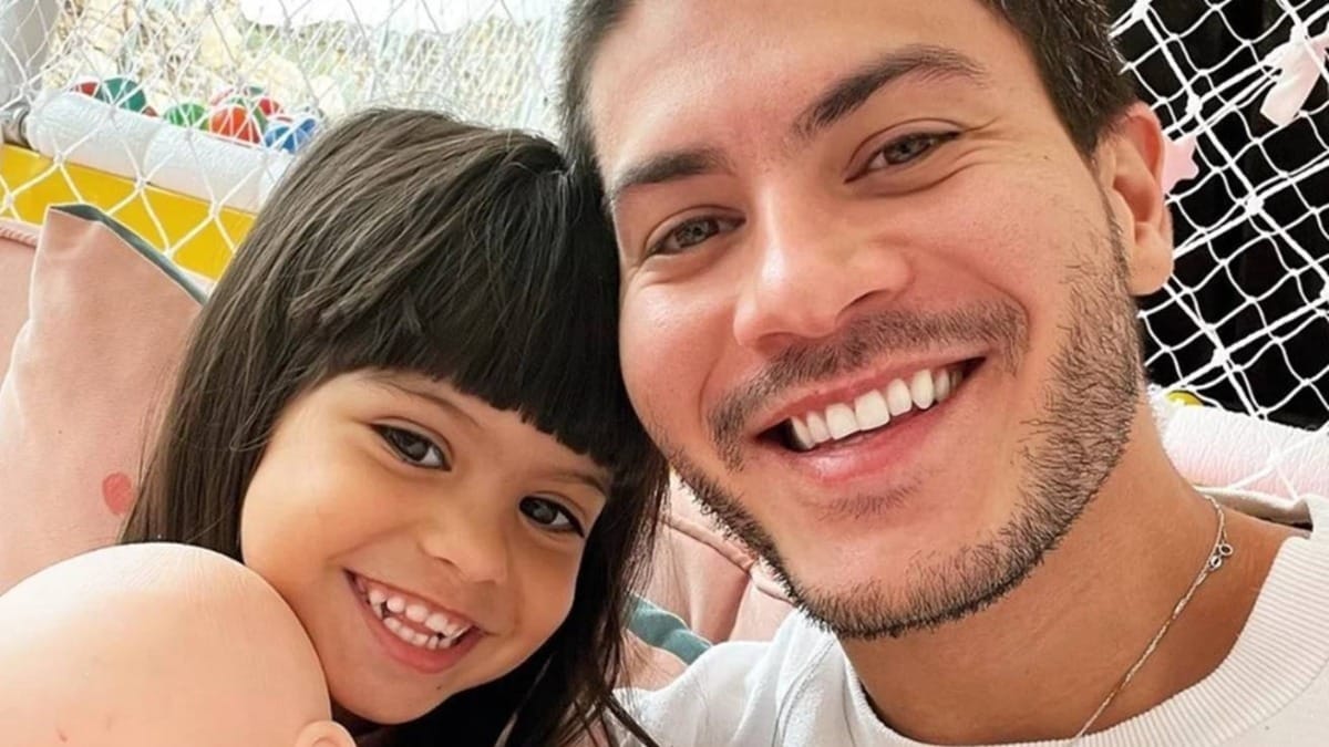Arthur Aguiar se retrata após filha dizer que celular de cozinheiro ‘é de pobre’