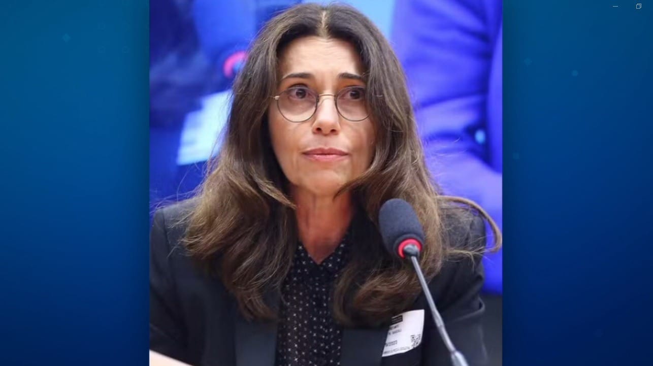 Ex-diretora da Americanas desembarca no Brasil e entrega passaporte à PF