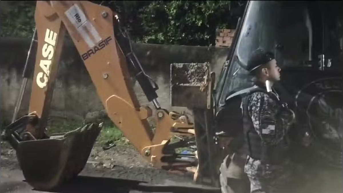 Retroescavadeira era usada em furto de 500 metros de fios na Zona Norte do Rio