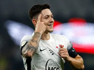 Corinthians marca nos acréscimos, vence Vitória e respira no Brasileirão