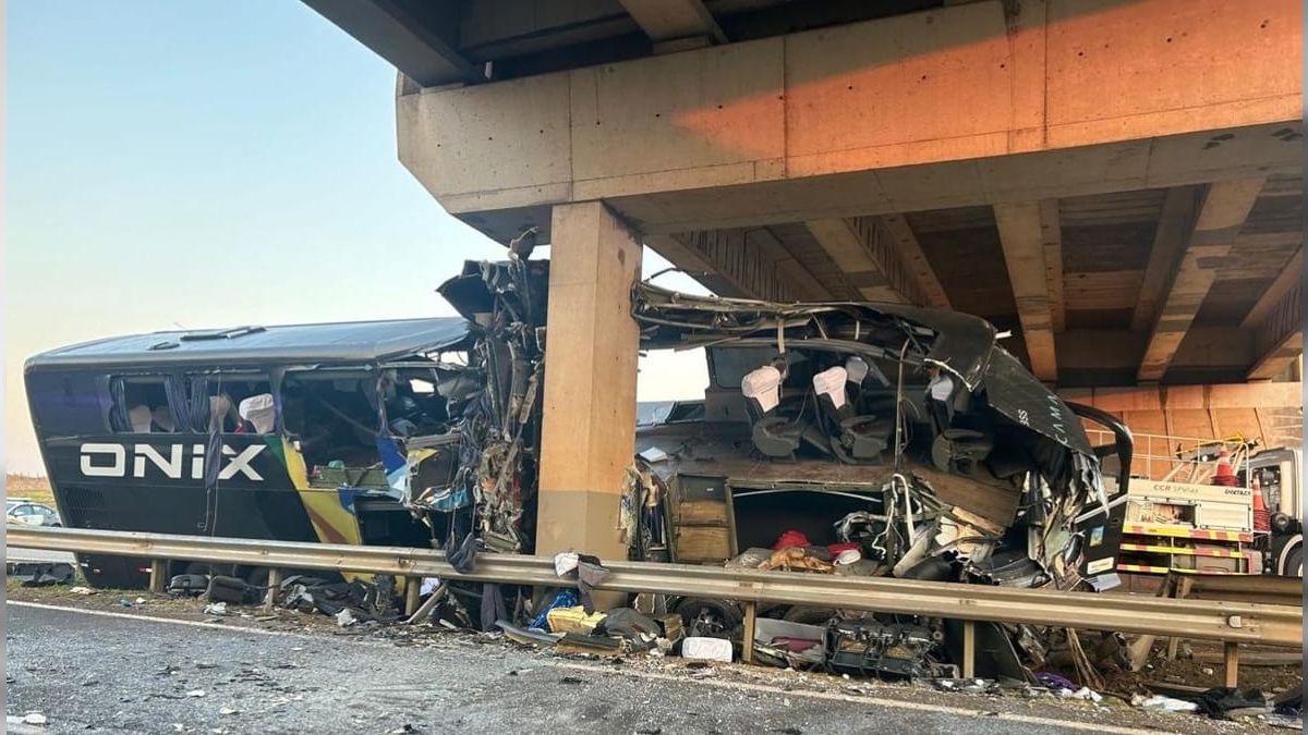 Acidente grave com ônibus de turismo deixa 10 mortos em rodovia de Itapetininga