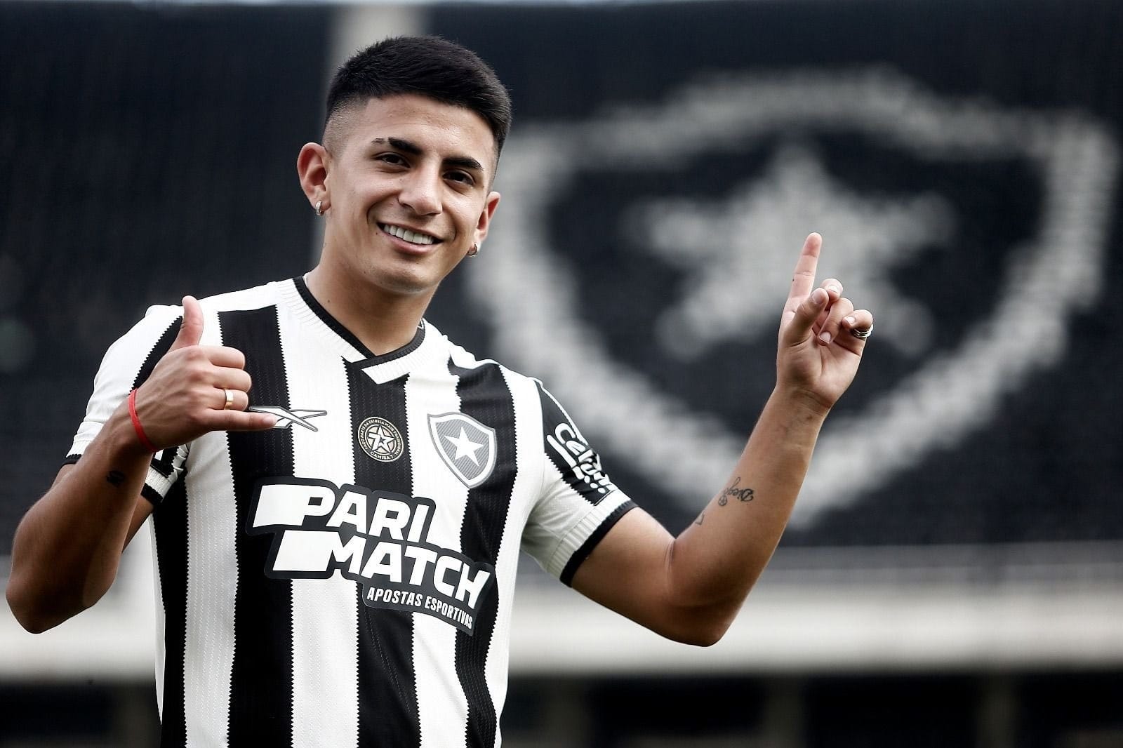 Botafogo anuncia Almada, reforço mais caro da história do futebol brasileiro
