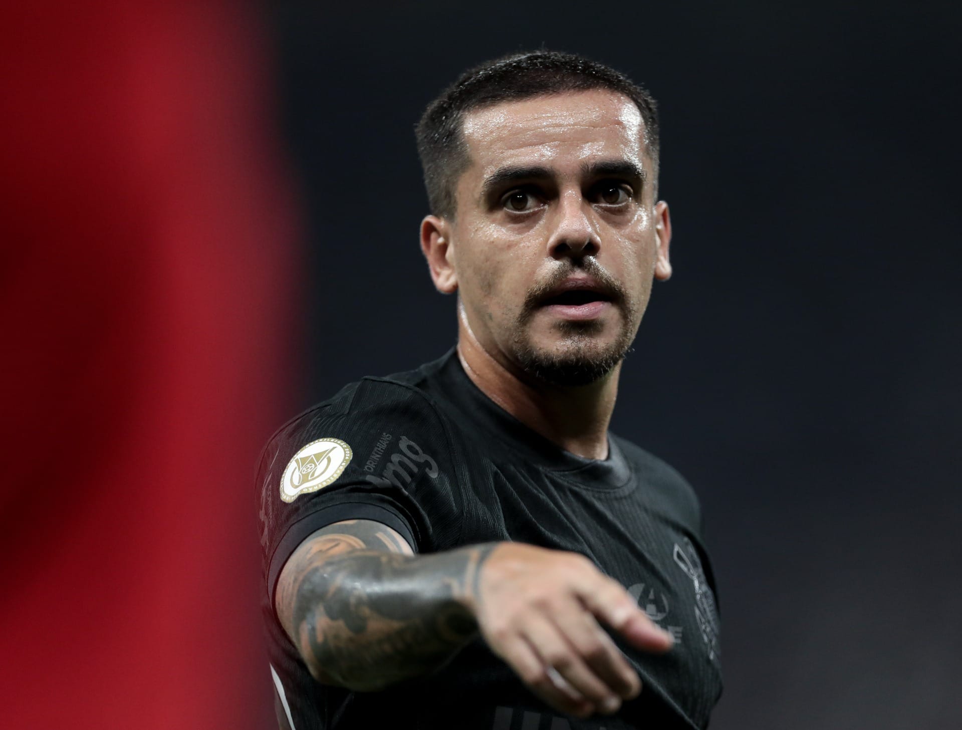 Corinthians anuncia renovação de contrato com Fagner até 2026