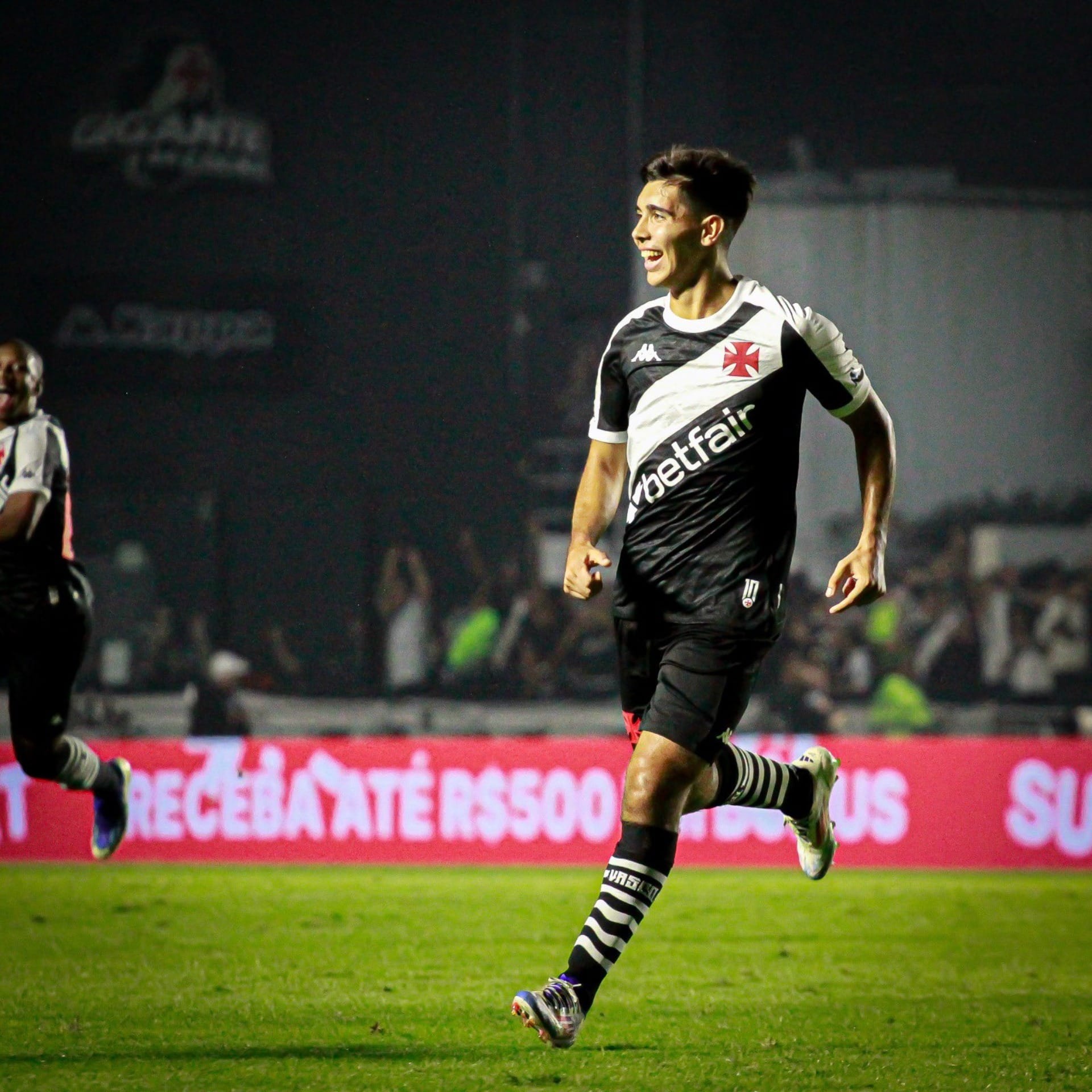Com 'Lei do Ex' e golaço, Vasco vence e deixa o Corinthians no Z4 do Brasileirão