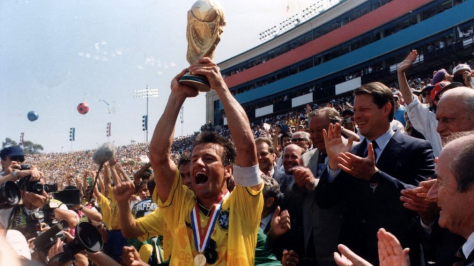 Dunga vê problemas na seleção, cobra apoio a Dorival, e ironiza reeleição na CBF