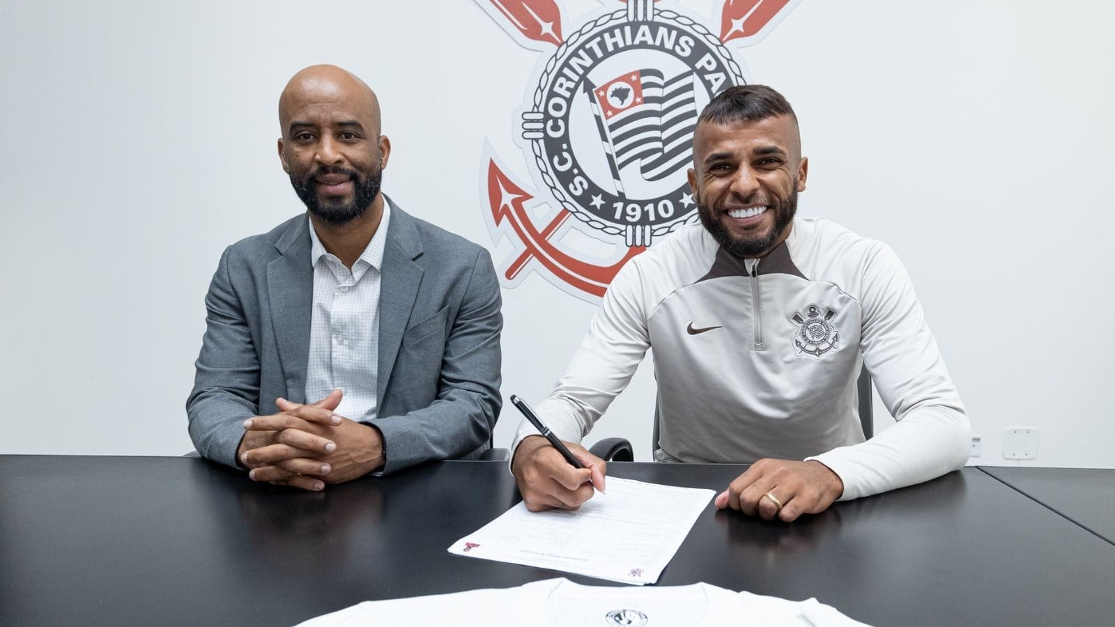 Corinthians anuncia a contratação do volante Alex Santana