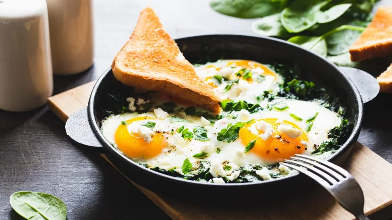 Ovos com espinafre é prato leve, nutritivo e prático, do café da manhã ao almoço