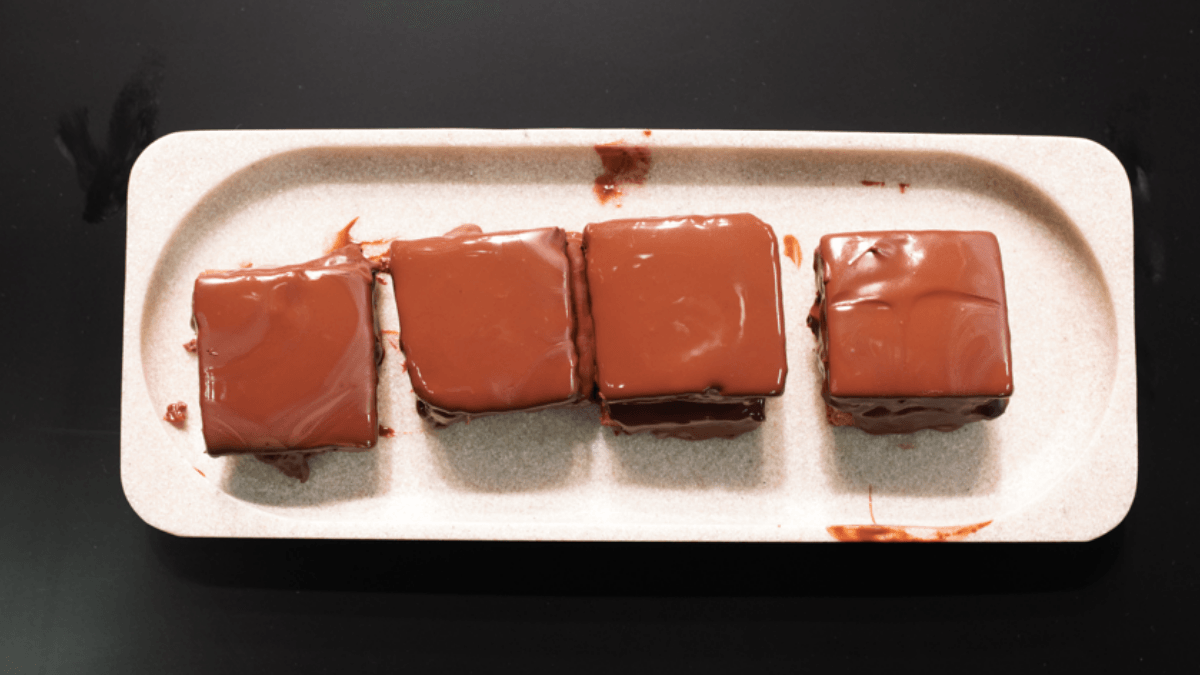 Pão de mel com especiarias e ganache de chocolate branco caramelizado | Band Receitas