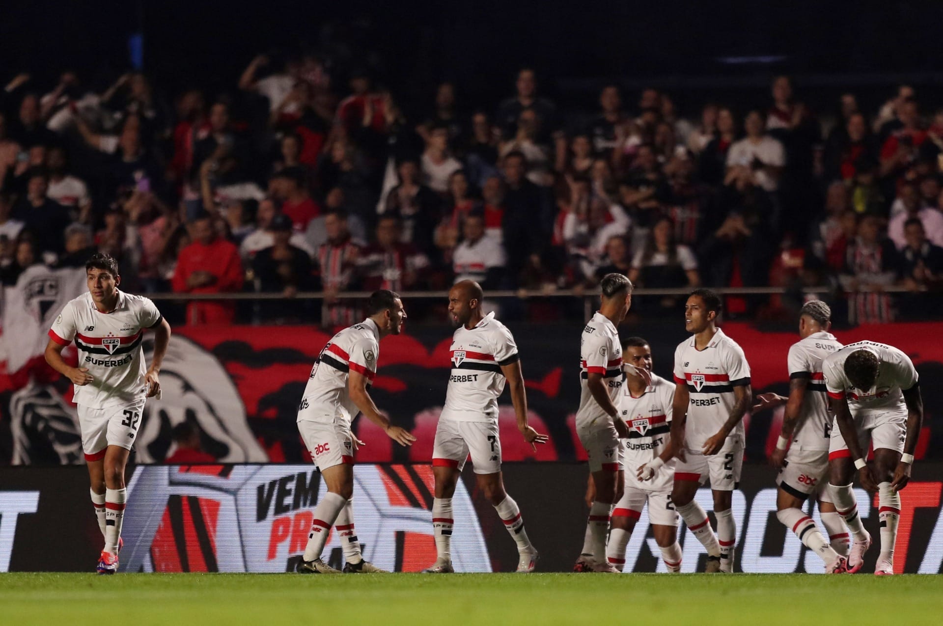 São Paulo vence o Grêmio e entra no G-4 em jogo marcado por lesão de Alisson