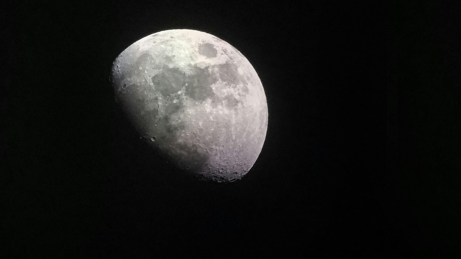 Pesquisadores da China encontraram indícios de água em amostras trazidas da Lua