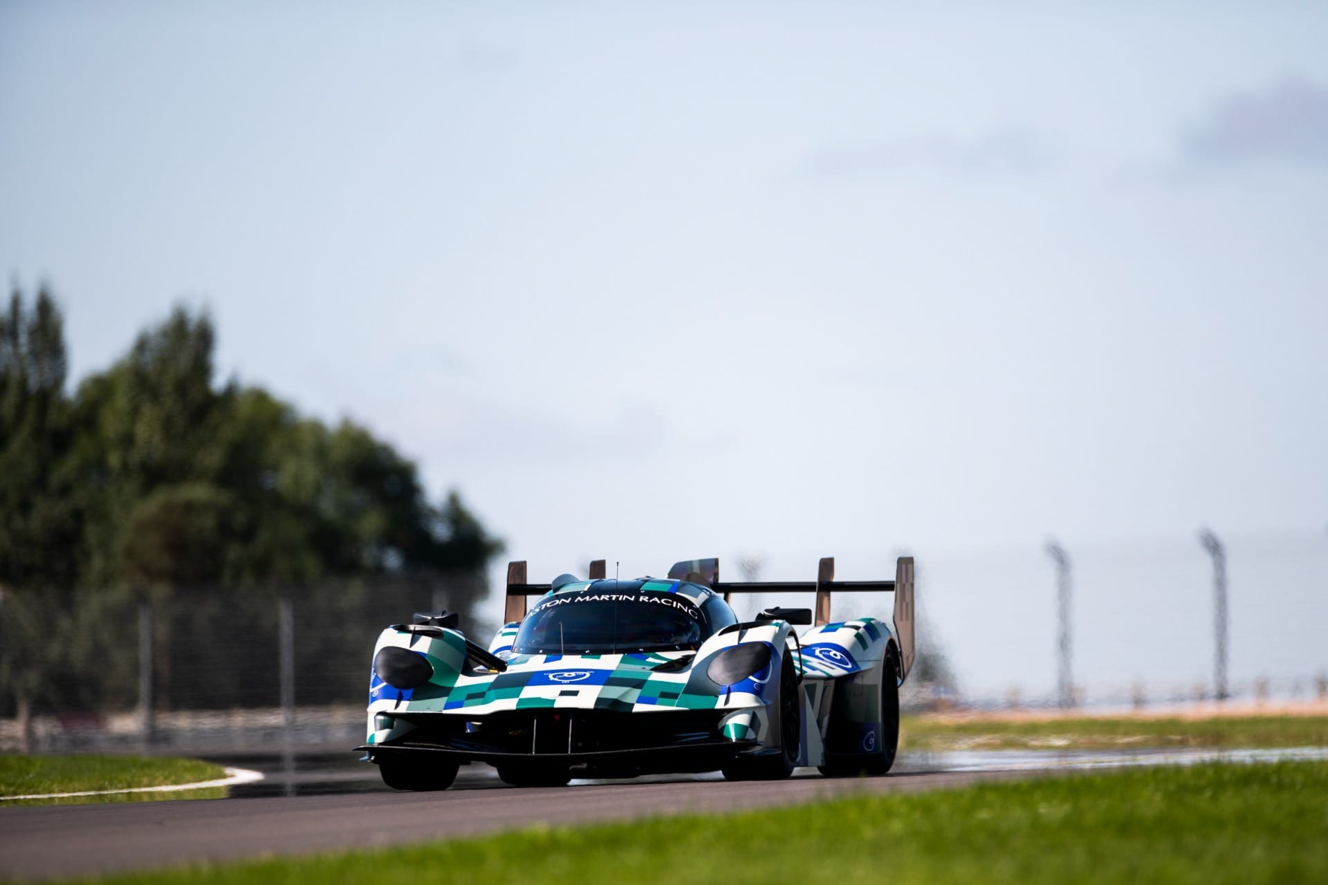 Aston Martin faz primeiros testes com hipercarro para temporada 2025 do WEC