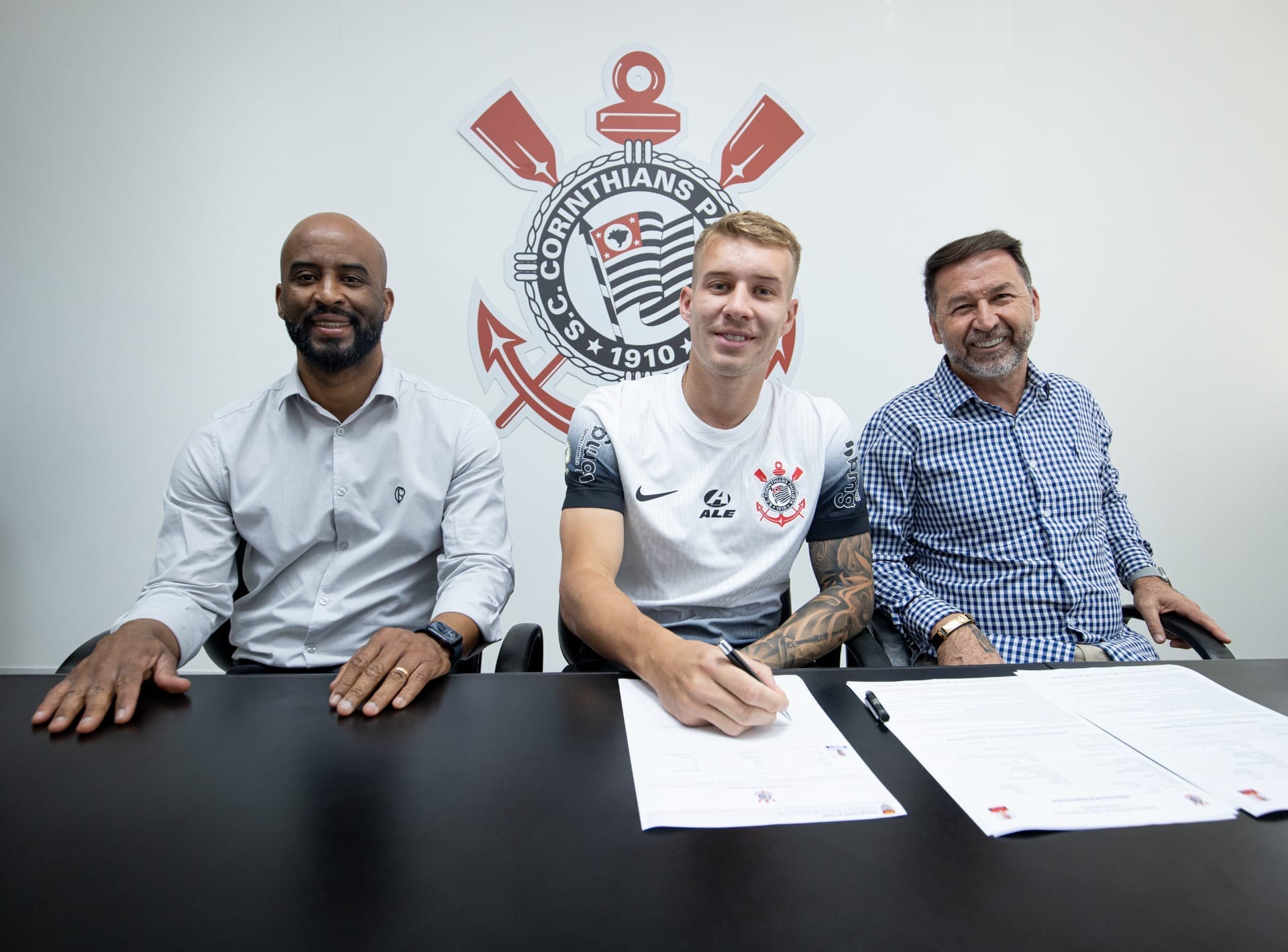 Corinthians não paga por Charles e acumula 6ª dívida na Fifa; veja lista