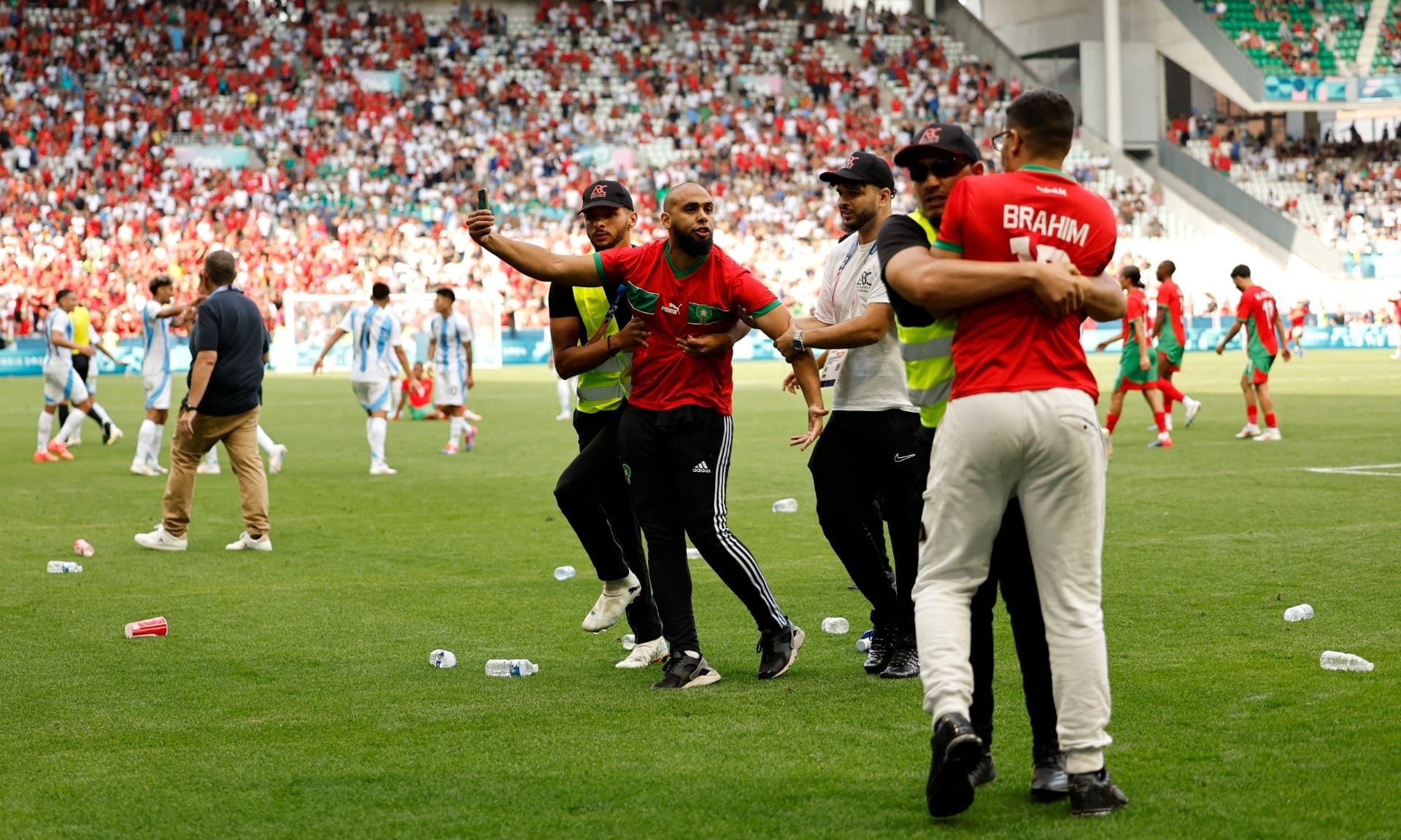 Marrocos vence a Argentina em jogo com gol anulado após uma hora de paralisação