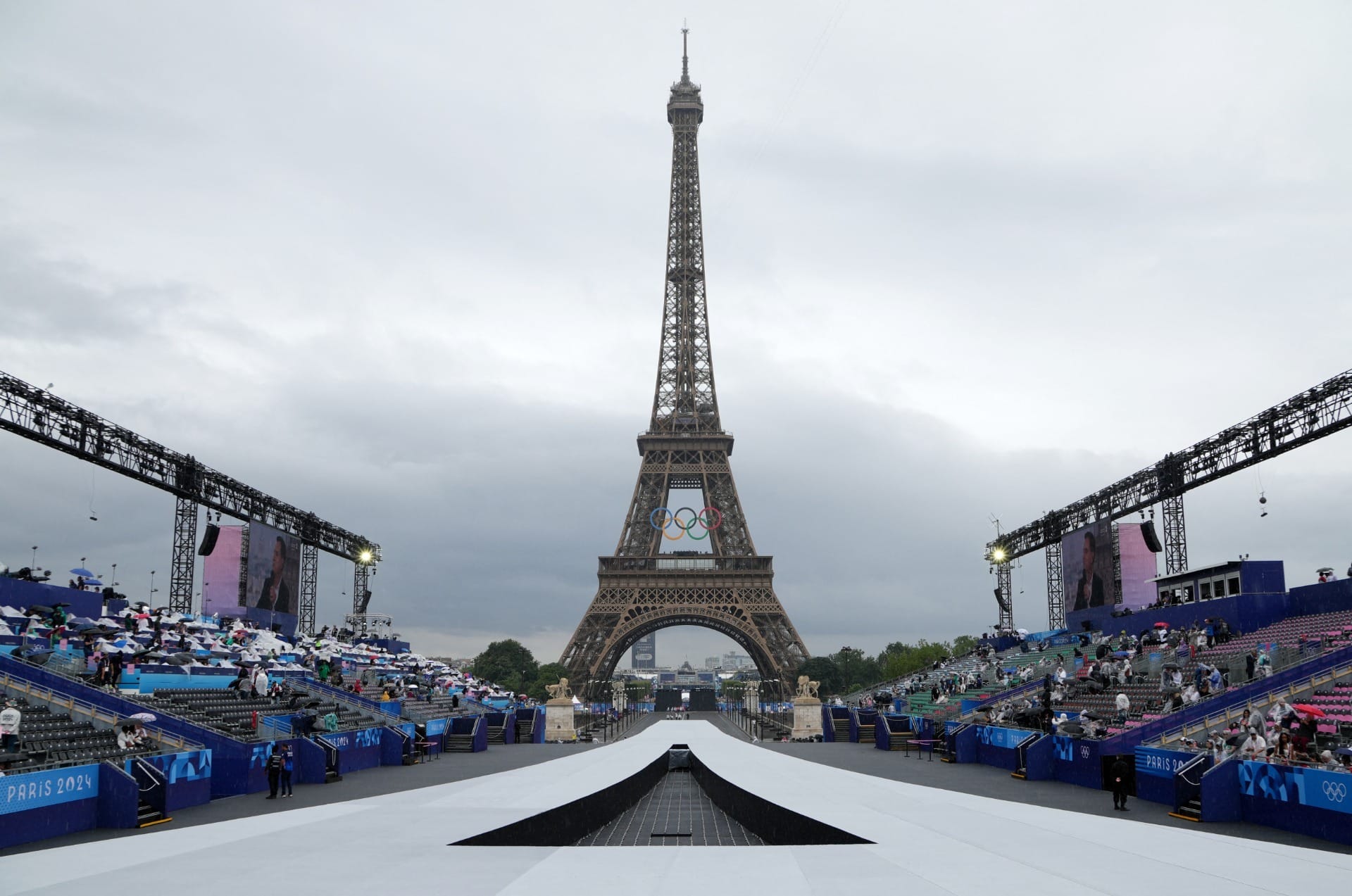 Torre Eiffel será demolida em 2026? Entenda notícia falsa que viralizou