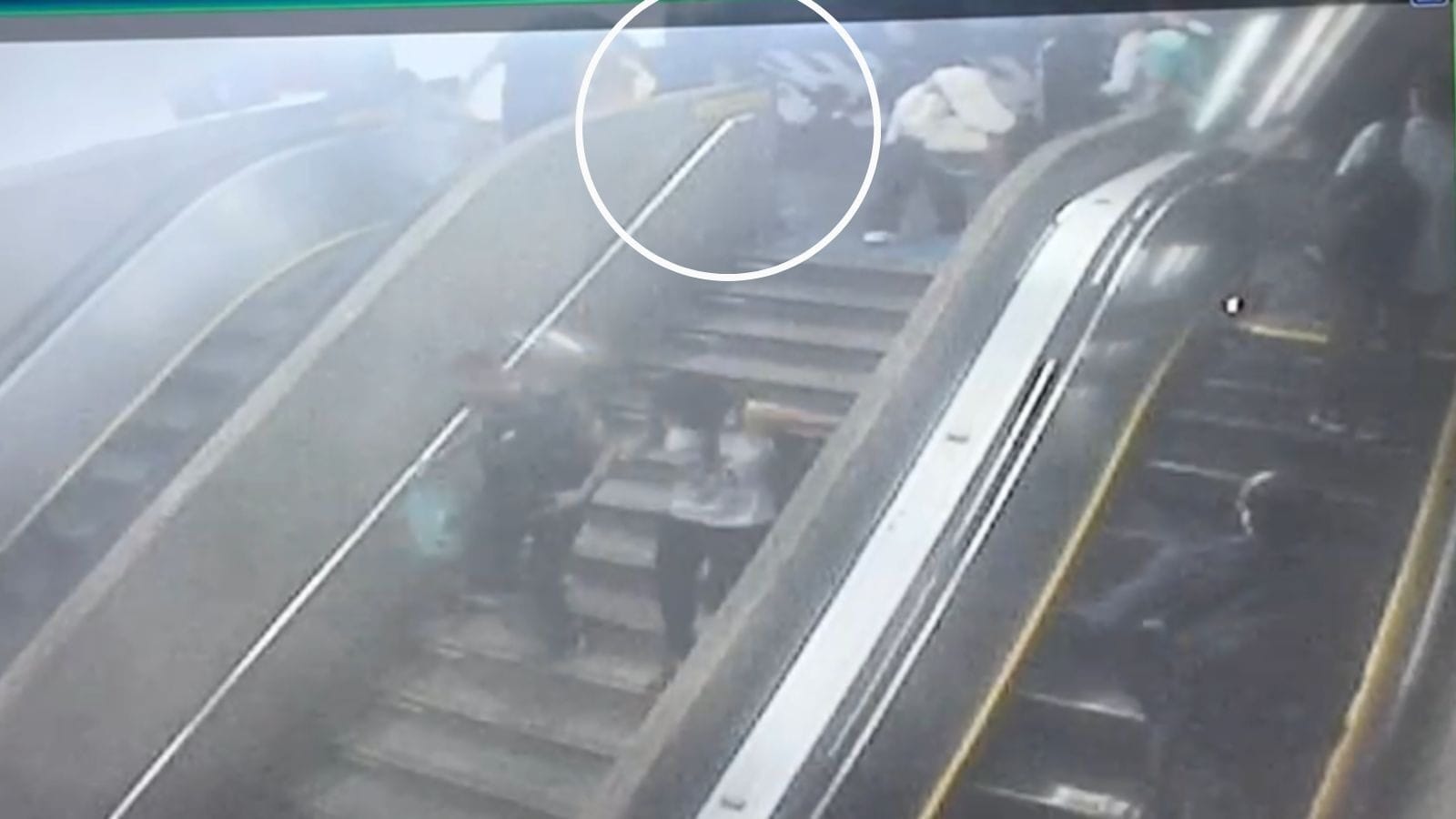Vídeo: homem é baleado durante assalto em estação do Metrô de São Paulo