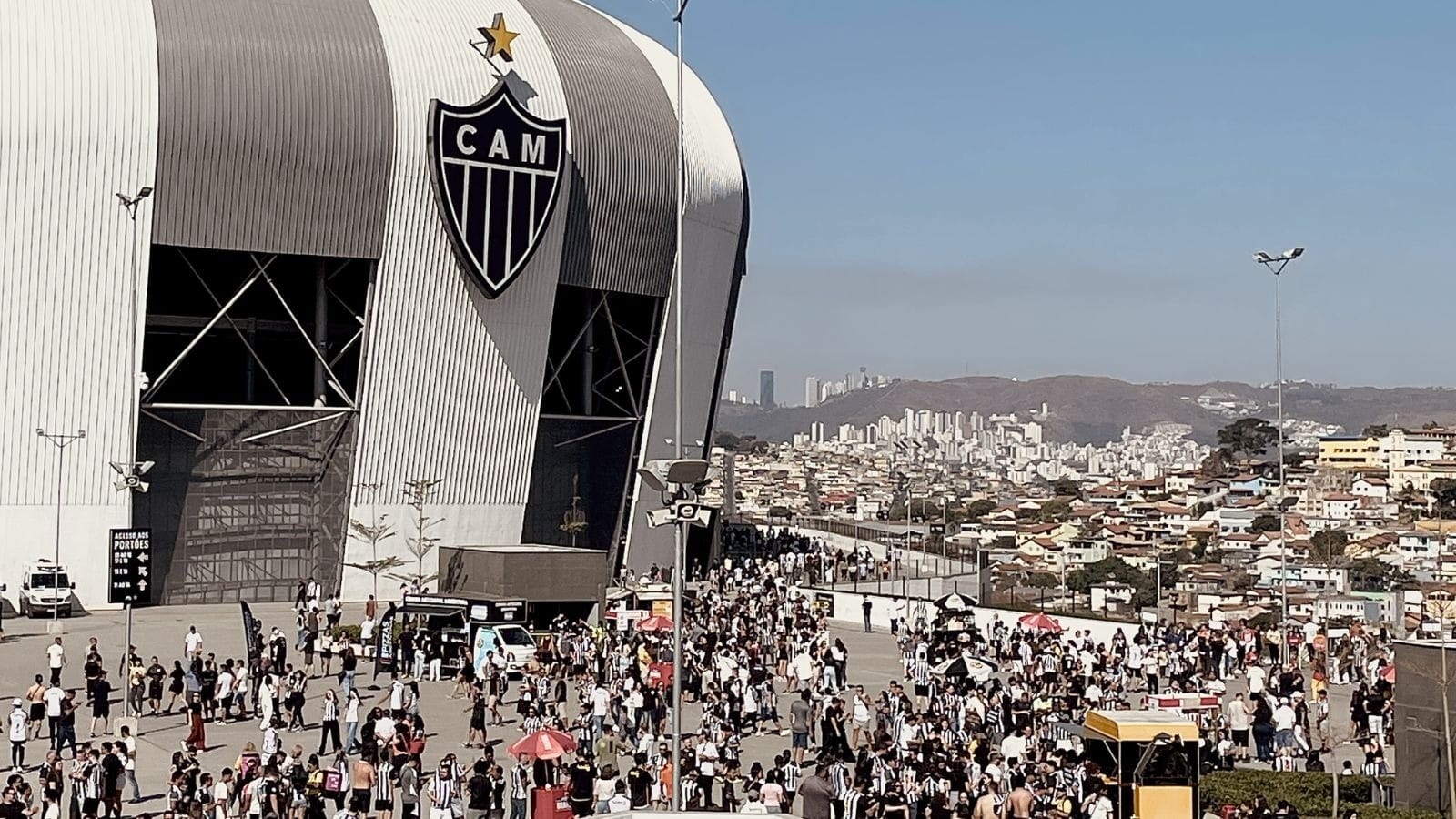 Atlético-MG afirma que torcedor que arremessou bomba que feriu fotógrafo foi preso